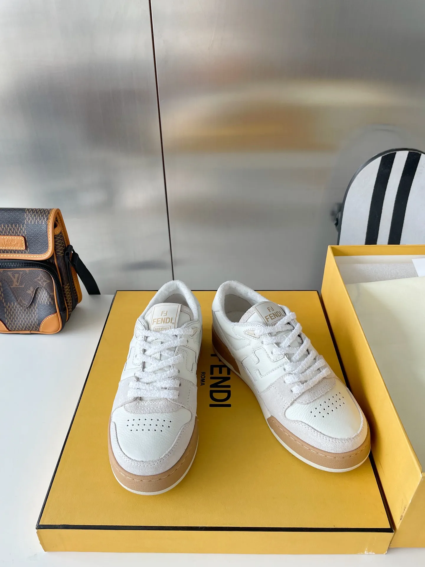👟👟Ex-factory price 520 👟👟 Women's Shoes Women's Clothing Women's Shoes Women's Clothing Women's Shoes Women's Clothing Fendi Fendi match's latest couple's sneakers, the first sneakers created by designer Kim Jones. Fendi match is similar to LV's Trainer basketball sneakers, with FF retro design added. The upper is made of suede and leather splicing. The double F logo on the side is embossed with terry velvet lining. It is super soft on the feet, lightweight and comfortable to wear with a sweater. It has a youthful feel and comes with exquisite packaging at the counter. Exclusive products, FENDI, trade channel orders, 2022 early spring catwalk models, capsule series, casual sneakers for couples. Cecilia Cheung, Jane Zhang, He Sui, Gu Li Nazha, Tang Yixin, Song Zuer, Wei Ya, and many other celebrities have endorsed them with FENDI Match sneakers. Let your thoughts flow, let the sunshine pour in, and interpret a variety of outfits! Fabric: Original custom suede + leather splicing combination Lining: Imported custom terry velvet lining Sole: Original molded T👟👟 Factory price U two-color combination sole Sole thickness: 3CM Size: Women's 35-40 / Men's 39-45